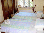 Guest room with twin beds